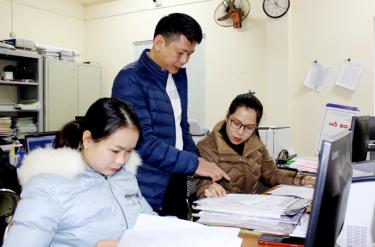 Lãnh đạo Chi nhánh Văn phòng Đăng ký đất đai thị xã Nghĩa Lộ chỉ đạo giải quyết các thủ tục hành chính về đất đai.